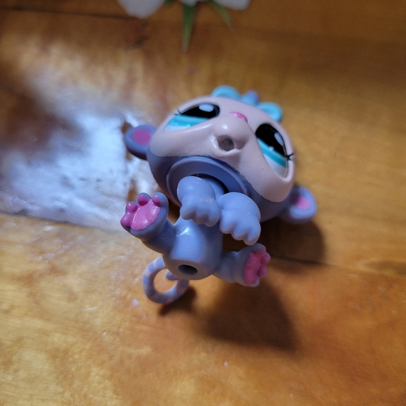 Littlest Pet Shop LPS #2277 Monkey Purple Blue Bow Eyes Baby 2006 - Picture 9 of 12